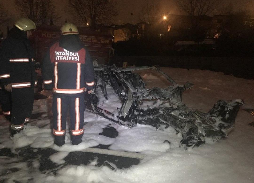 İstanbul&rsquo;da Feci Kaza, L&uuml;ks Otomobil Alev Alev Yandı: 4 Yaralı