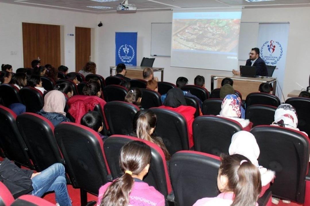 Gen&ccedil;lere Ağız Ve Diş Sağlığı Semineri Verildi