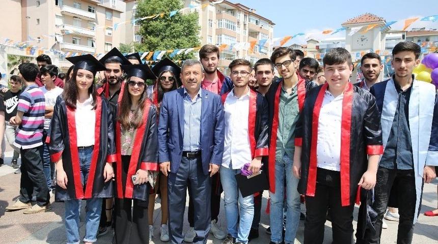 Başkan Karabacak, &Ouml;ğrencilerin Karne Sevincini Paylaştı