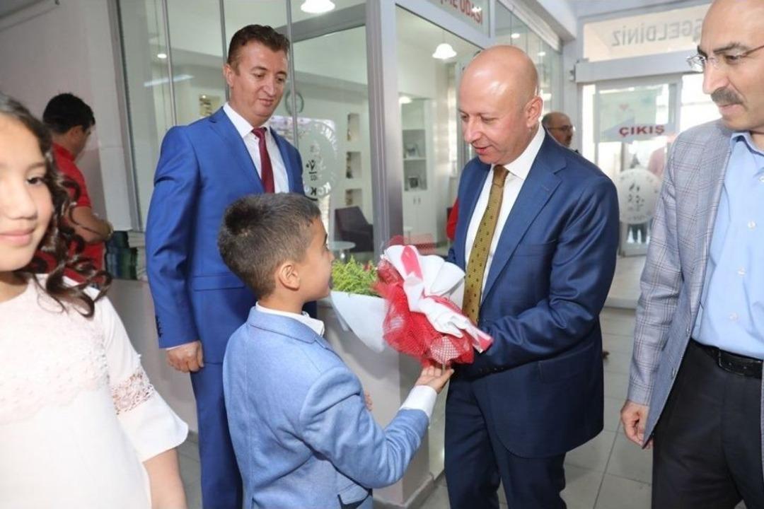 Başkan &Ccedil;olakbayrakdar &Ouml;ğrencilerin Karne Heyecanını Paylaştı