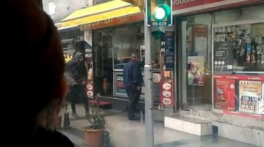 (&ouml;zel) Otob&uuml;s Şof&ouml;r&uuml; Karnı Acıkınca Yolcuları Bırakıp Yemek Almaya Gitti
