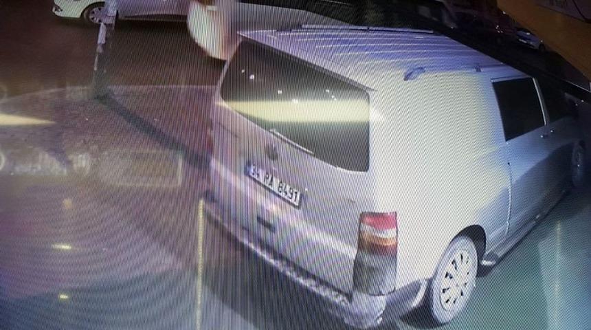 (&ouml;zel) &Ouml;nce D&uuml;kkanı Soydular, Sonra Kamera Kayıt Cihazını Alıp Ka&ccedil;tılar