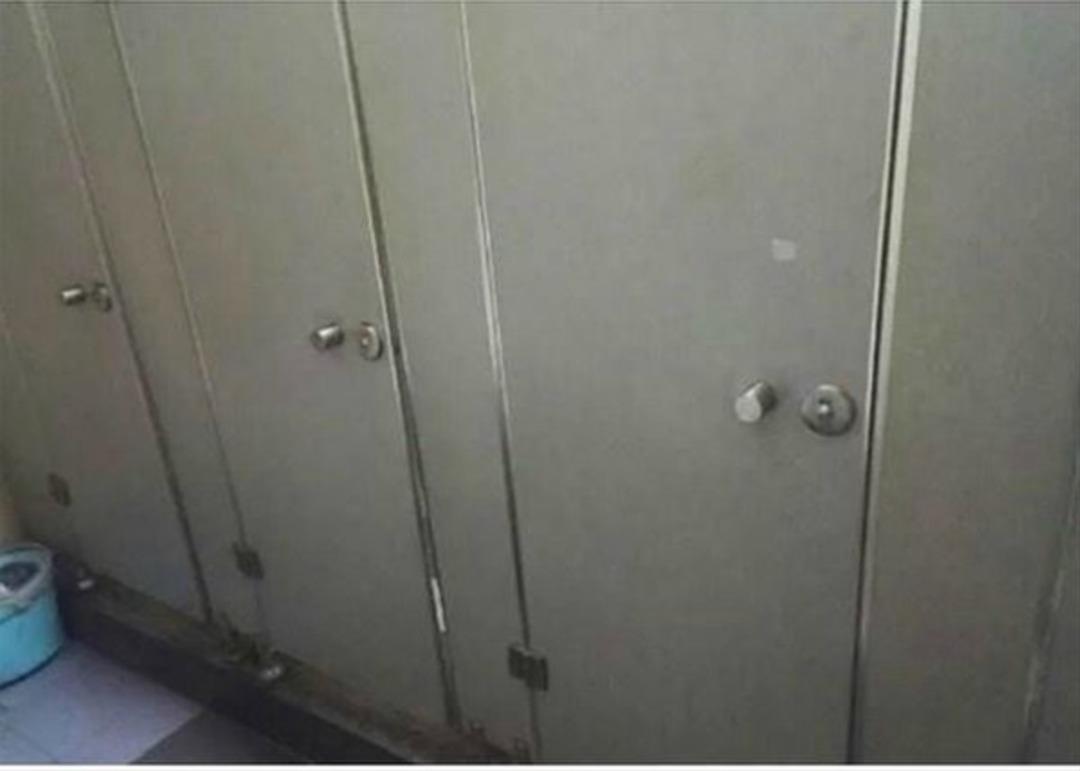 Kapının arkasını g&ouml;ren şoke oluyor! &Ccedil;in'de tuvaletler dahi garip