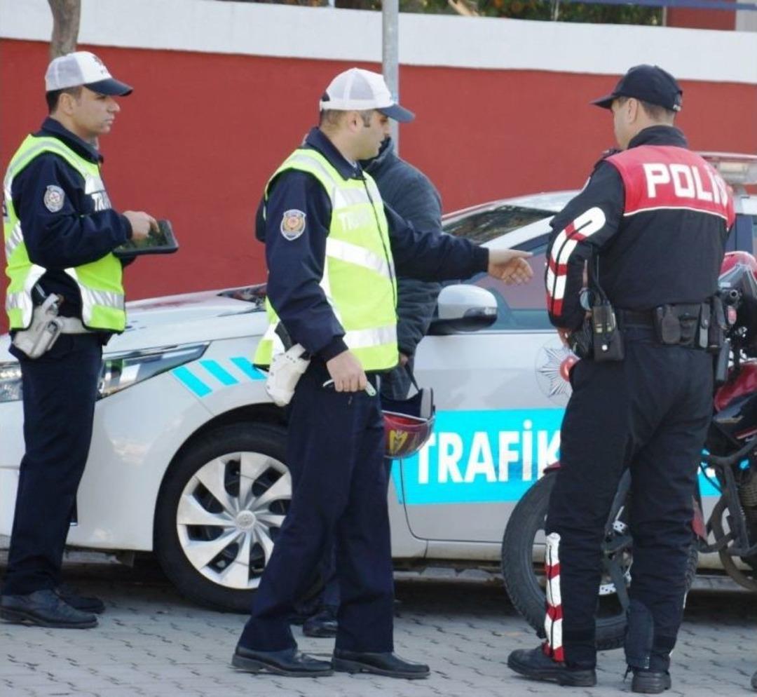 Ehliyetsiz S&uuml;r&uuml;c&uuml; Polisi G&ouml;r&uuml;nce Motosikletini Bırakıp Ka&ccedil;mak İstedi