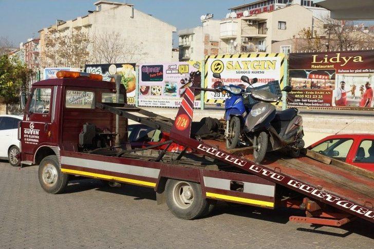 Ehliyetsiz Sürücü Polisi Görünce Motosikletini Bırakıp Kaçmak İstedi G1