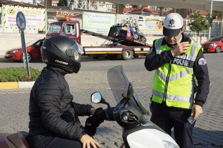 Ehliyetsiz Sürücü Polisi Görünce Motosikletini Bırakıp Kaçmak İstedi G3