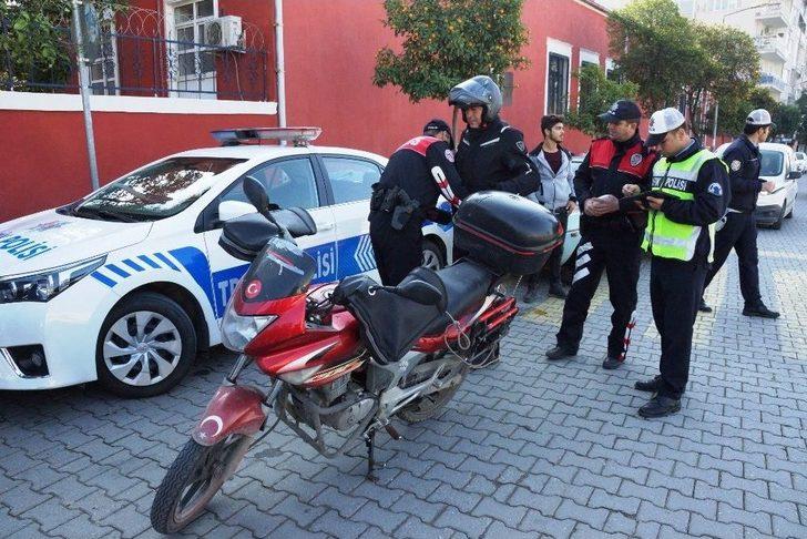 Ehliyetsiz Sürücü Polisi Görünce Motosikletini Bırakıp Kaçmak İstedi G5