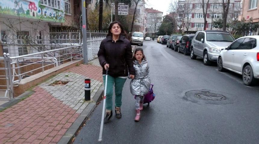 Görme Engelli Ayşenur Yağcı Kızıyla Hayata Tutundu