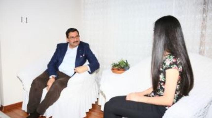 Başkan Ak&rsquo;tan Darp Edilen Gen&ccedil; Kıza Ge&ccedil;miş Olsun Ziyareti
