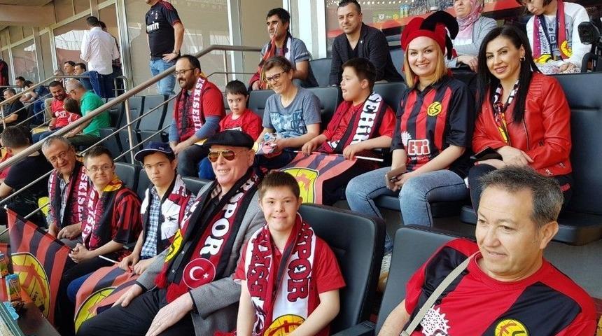 Başkan Kurt, Samsunspor Ma&ccedil;ını Down Sendromlu &Ccedil;ocuklarla İzledi
