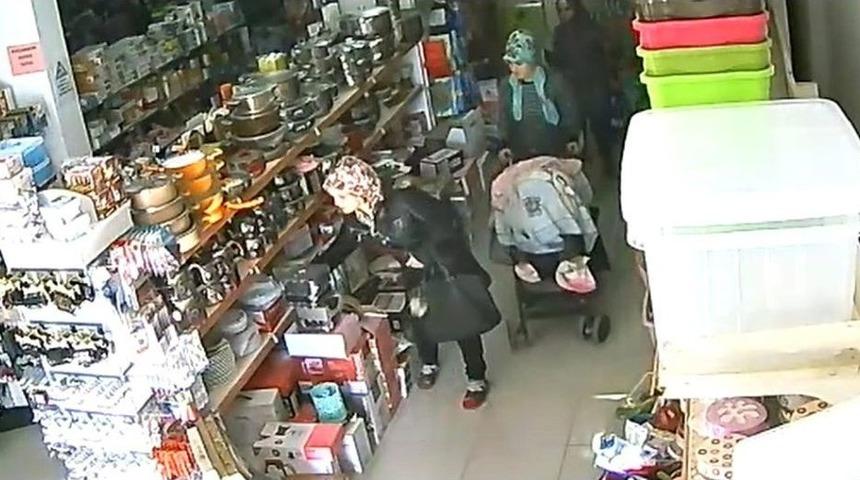 Çocuklarını Gezdirdikleri Bebek Arabasına Çaydanlık Ve Tabak Koyup Çaldılar