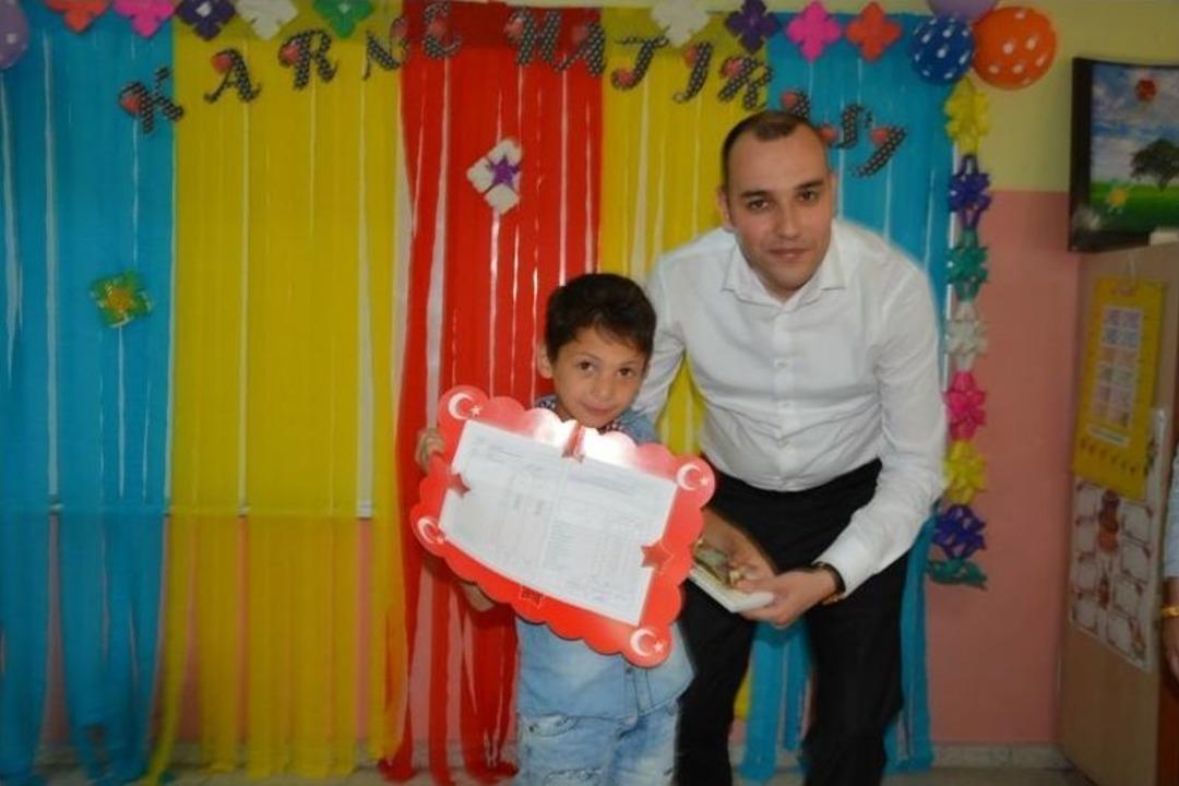 Selendi&rsquo;de 3 Bin 795 &Ouml;ğrenci Karne Aldı