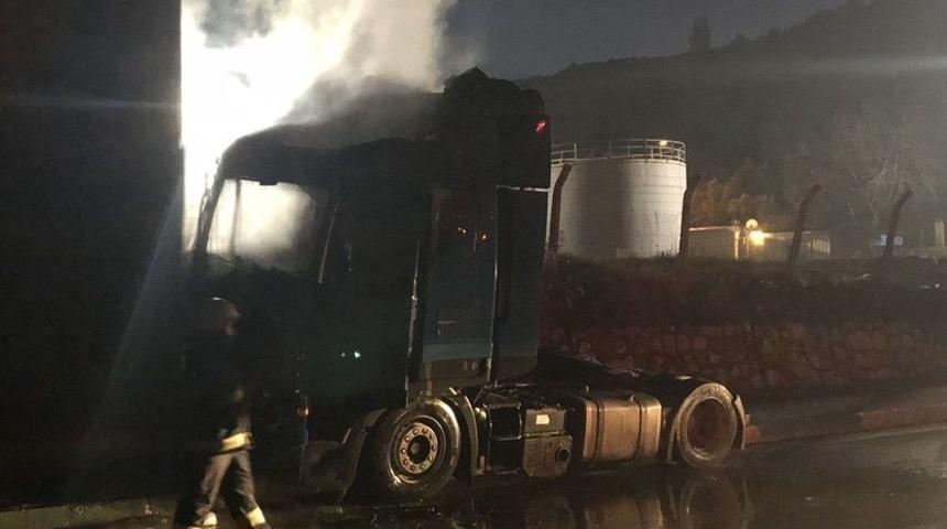 Bursa&rsquo;da Direksiyonu Kilitlenen Tır Kaza Yaptı, Alev Alev Yandı