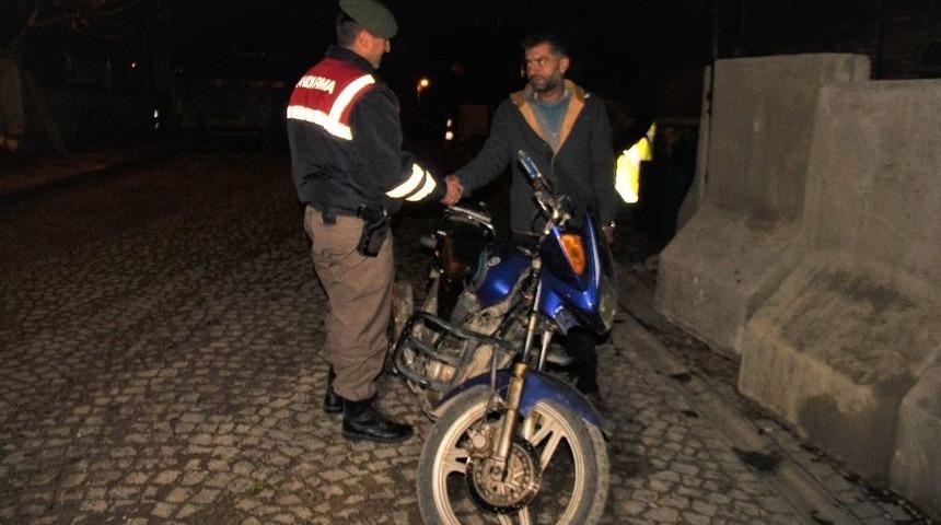 Kuryenin Ekmek Teknesini &Ccedil;alan Ş&uuml;pheliler Yakalandı