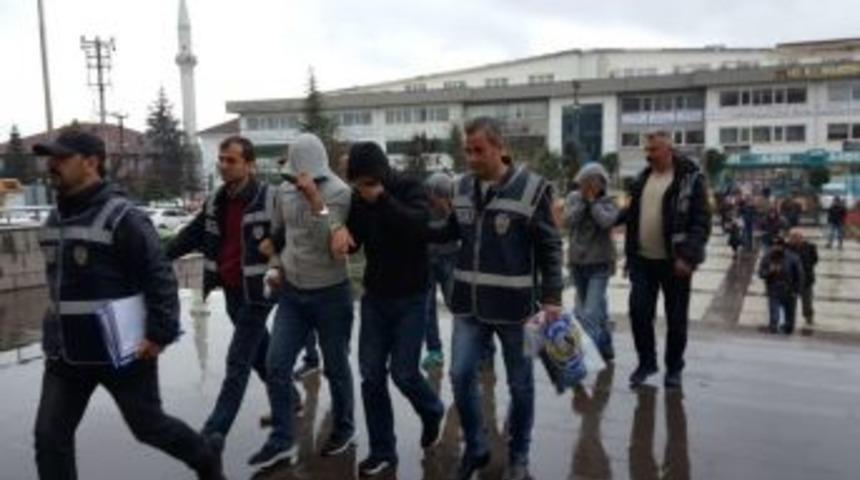 2 Ayrı Eve Giren 6 Hırsız &Ccedil;ıkarıldığı Mahkemece Tutuklandı