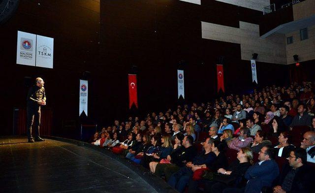 Sunay Akın “görçek”le Maltepe’de Sahne Aldı