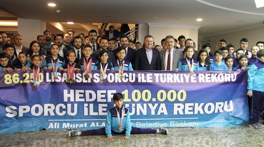 Bakan Bak&rsquo;tan Esenyurt&rsquo;a Spor Kompleksi S&ouml;z&uuml;