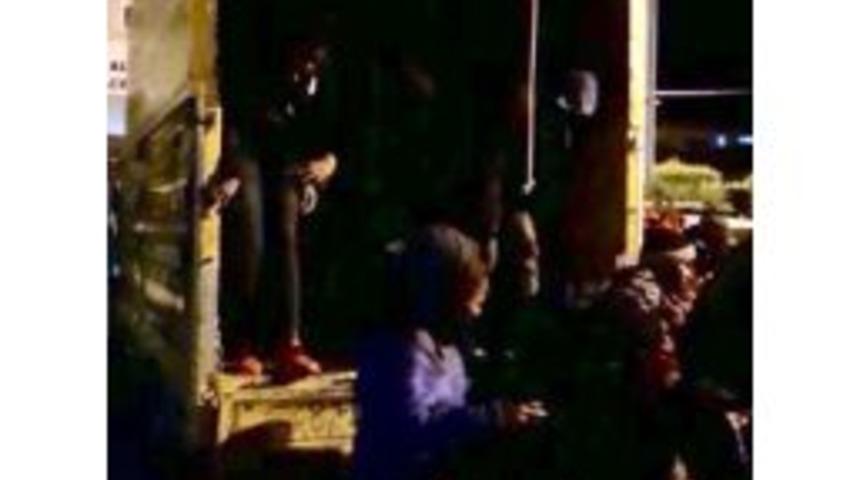 Kaçak Göçmenler Kamyonetin Kasasında Üst Üste Yakalandı