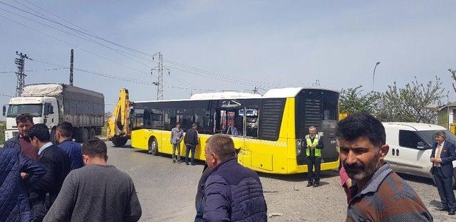 Kayabaşı’nda Hafriyat Kamyonu İett Otobüsüne Çarptı: 2’si Bebek 5 Yaralı