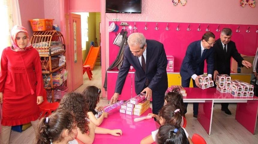 Belediye Başkanından &Ouml;ğrencilere Karne Hediyesi