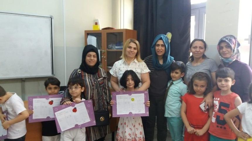 Minik &Ccedil;ocukların İlk Karne Heyecanı