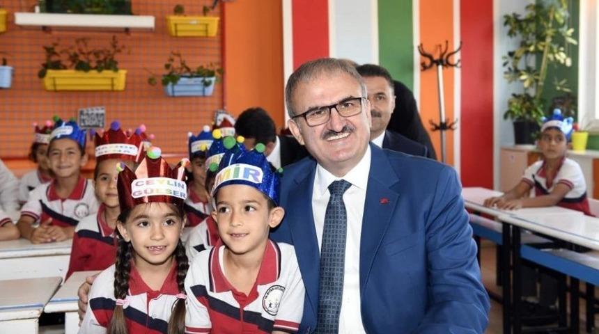 Antalya&rsquo;da 451 Bin 656 &Ouml;ğrenci, Karne Sevinci Yaşadı