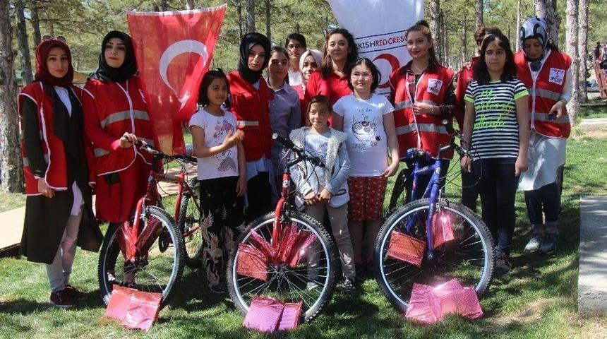 &Ccedil;ocuklar Etkinlikte Doyasıya Eğlendi