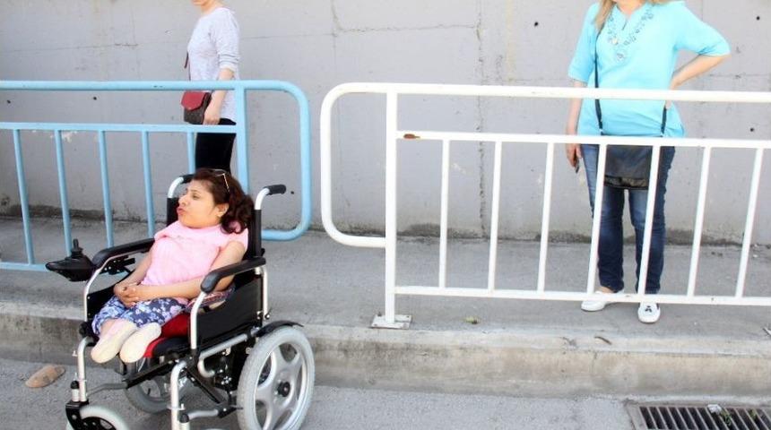 &rsquo;utanmaz&rsquo; Hırsız, Engelli Gen&ccedil; Kızın Telefonunu &Ccedil;aldı