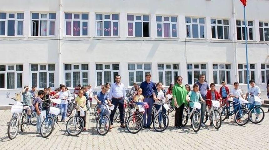 Başkan Taşkın &Ouml;ğrencilere Bisiklet Dağıttı