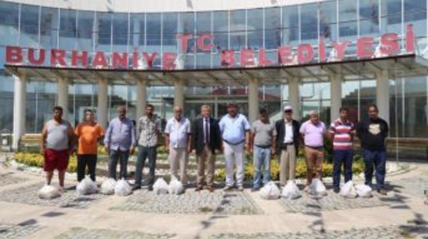 Burhaniye&rsquo;de Ramazan Davulcularına Bayram Hediyesi