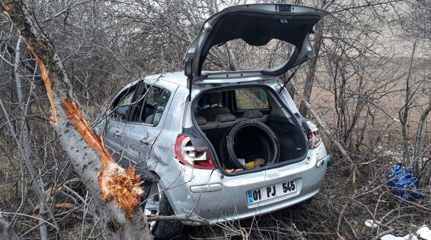 Otomobil Yoldan &Ccedil;ıktı: 3 Yaralı