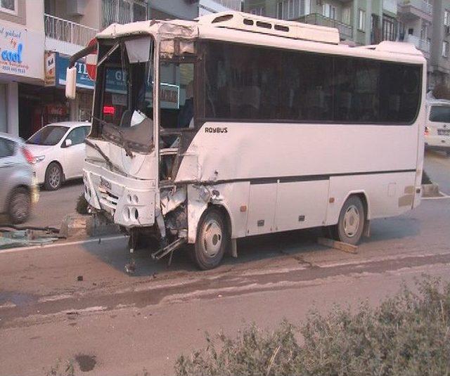 Freni Boşalan Servis Minibüsü Belediye Otobüsüne Çarparak Durabildi