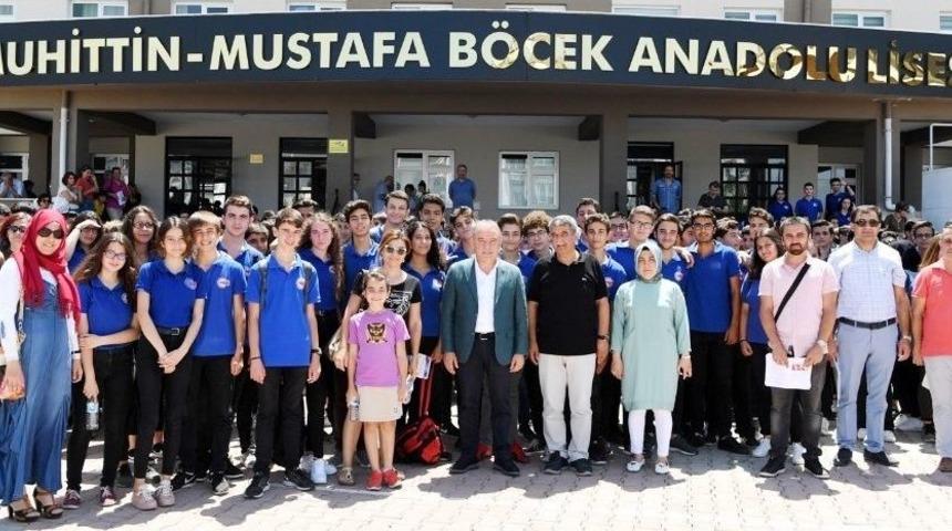 Başkan B&ouml;cek&rsquo;ten &Ouml;ğrencilere Karne Hediyesi