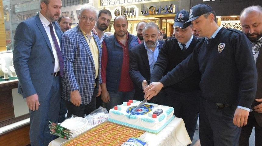 Soygun İhbarına Giden Polise Pasta S&uuml;prizi