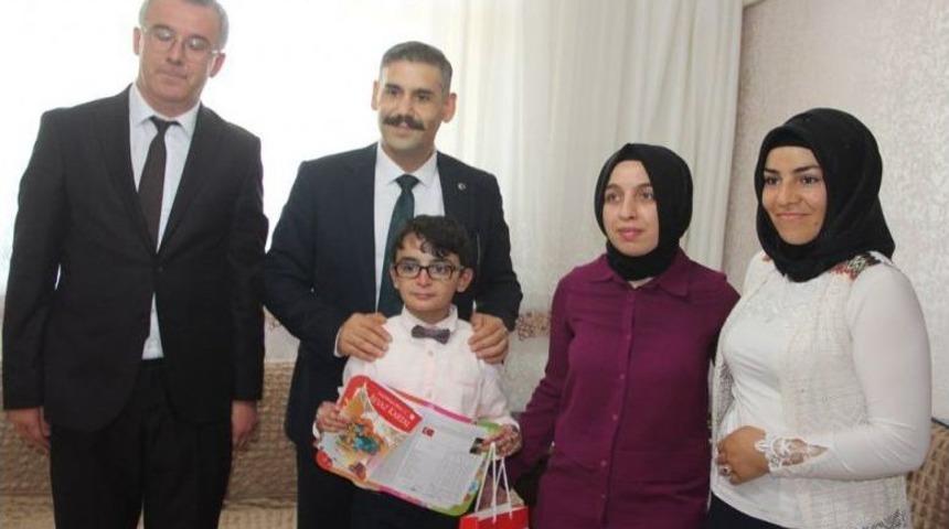 Kelebek Hastası &Ouml;ğrenci Karnesini Evde Aldı