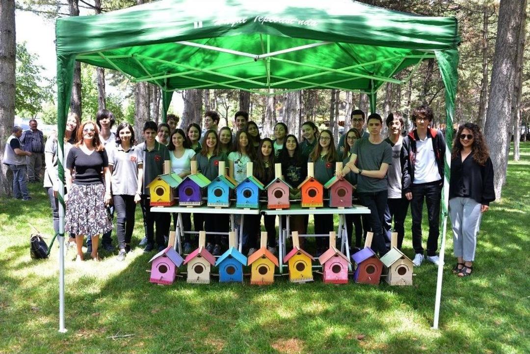 Lise &Ouml;ğrencilerinin Hazırladığı 22 Ahşap Kuş Yuvası Parktaki Ağa&ccedil;lara Asıldı