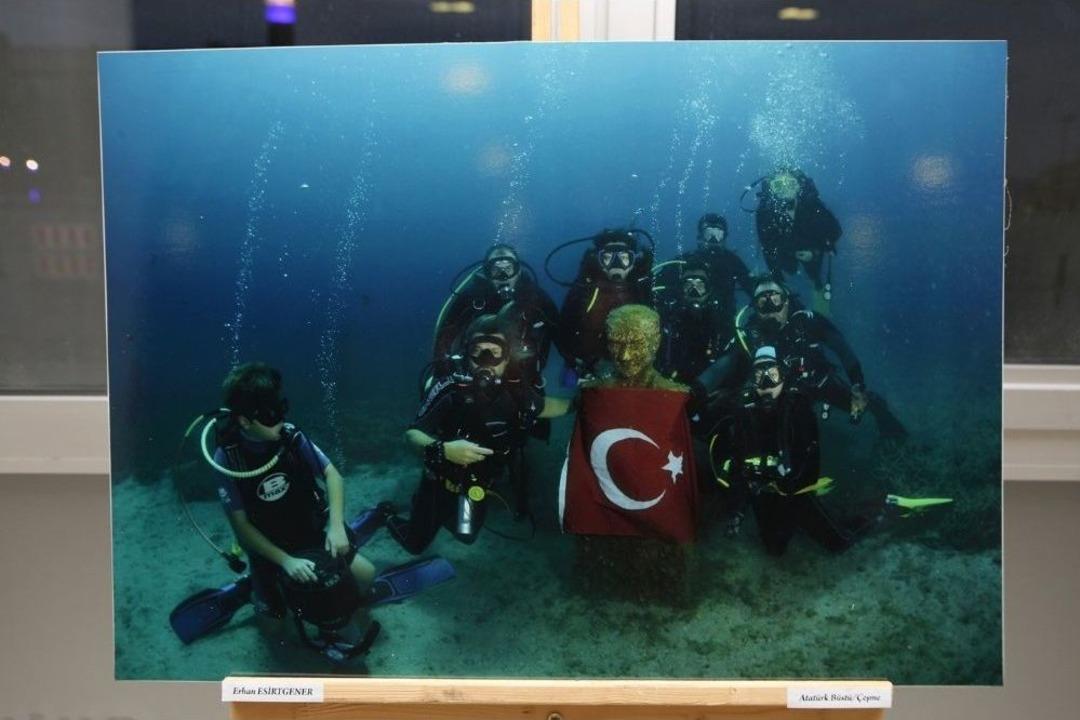 Su Altındaki Atat&uuml;rk B&uuml;st&uuml;nde T&uuml;rk Bayrağı A&ccedil;tılar