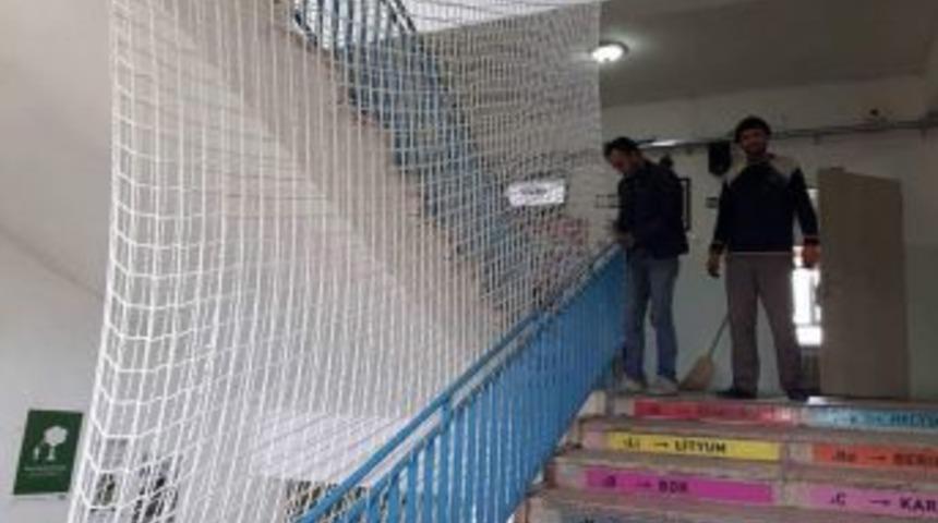 Ortaokul Merdivenlerine Fileli Koruma