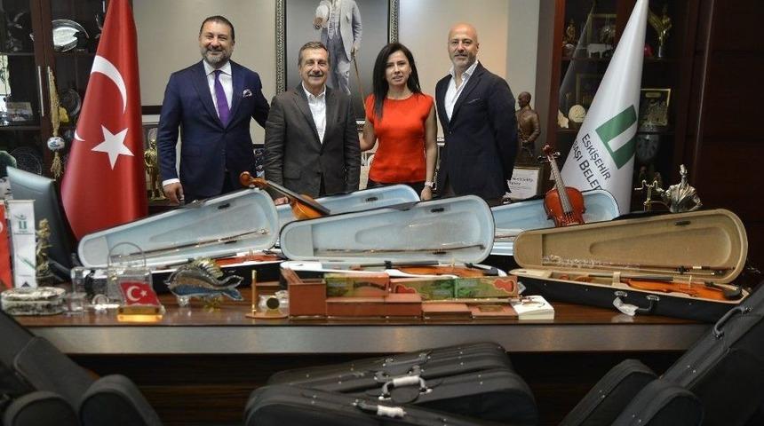 &Ccedil;ocuk Senfoni Orkestrası&rsquo;na Bağışlar S&uuml;r&uuml;yor