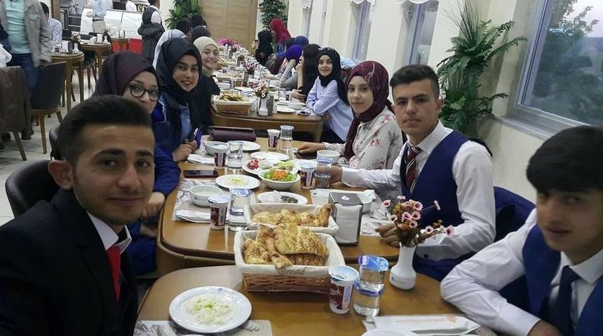 İmam Hatip Lisesi &Ouml;ğrencileri, Mezuniyetlerini Aileleriyle İftarda Kutladı