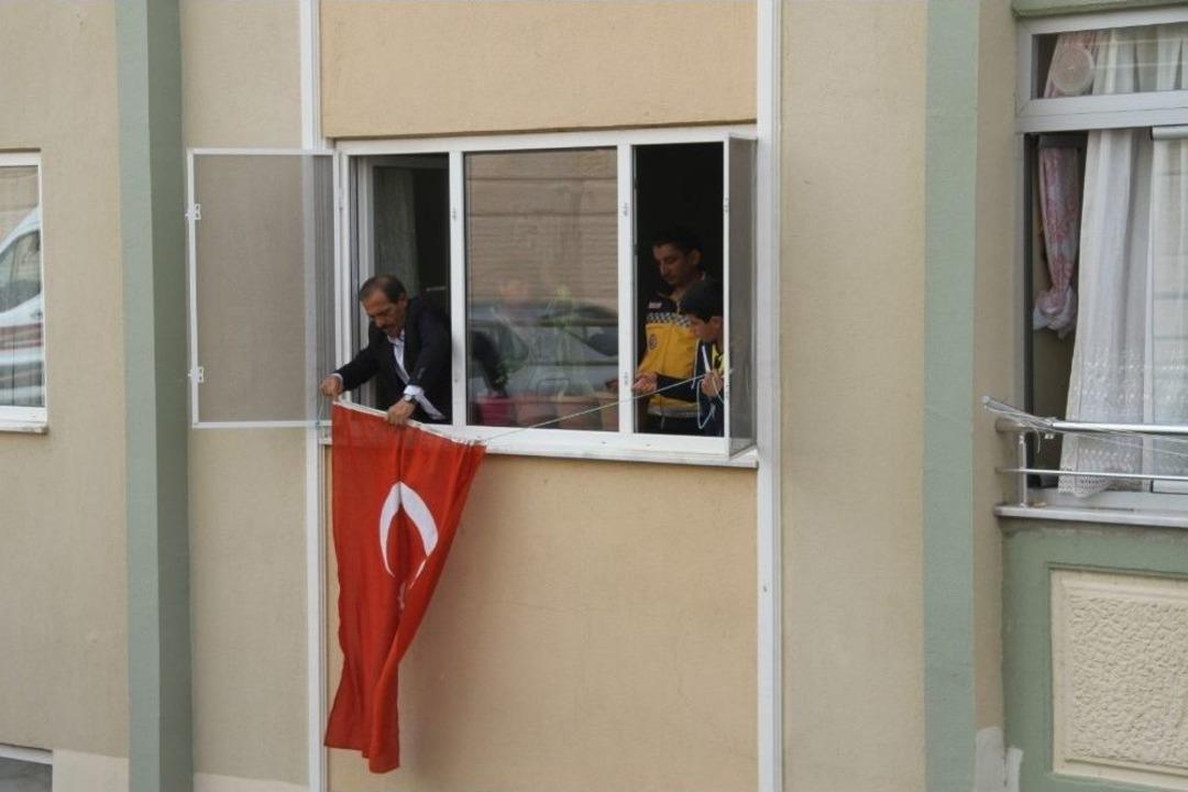 Şehit Uzman &Ccedil;avuş &Ccedil;elik&rsquo;in Isparta&rsquo;da Yaşayan Ailesine Şehadet Haberi Verildi