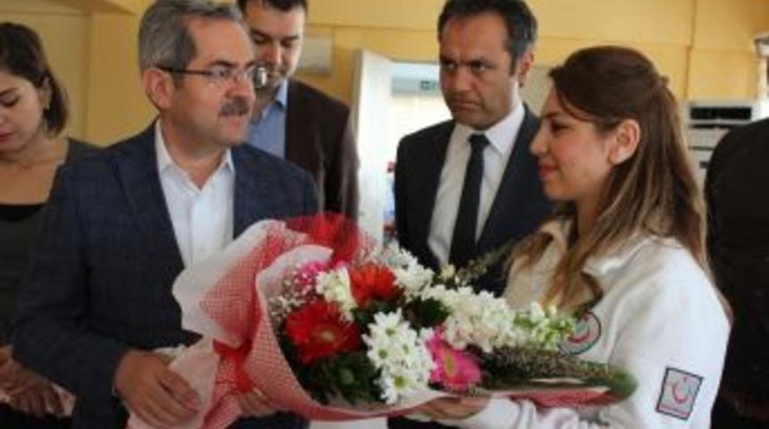 &Uuml;n&uuml;var: &ldquo;acil Tıp Teknisyenleri Ve Paramedikler, Acil Sağlık Hizmetlerinin En &Ouml;nemli Par&ccedil;ası&rdquo;