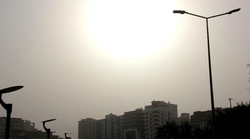 Hatay&rsquo;ı Toz Bulutu Kapladı