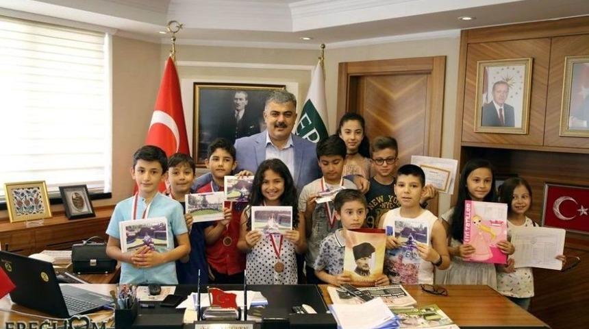 Başkan &Ouml;zg&uuml;ven, &Ouml;ğrencilerin Karne Sevincine Ortak Oldu