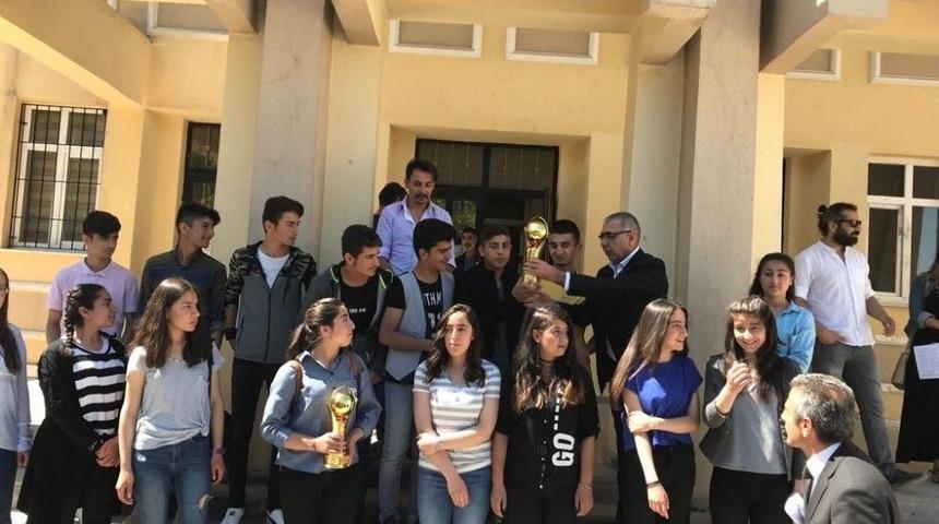 Van&rsquo;da Hokey, Şampiyonluk Kupaları Verildi