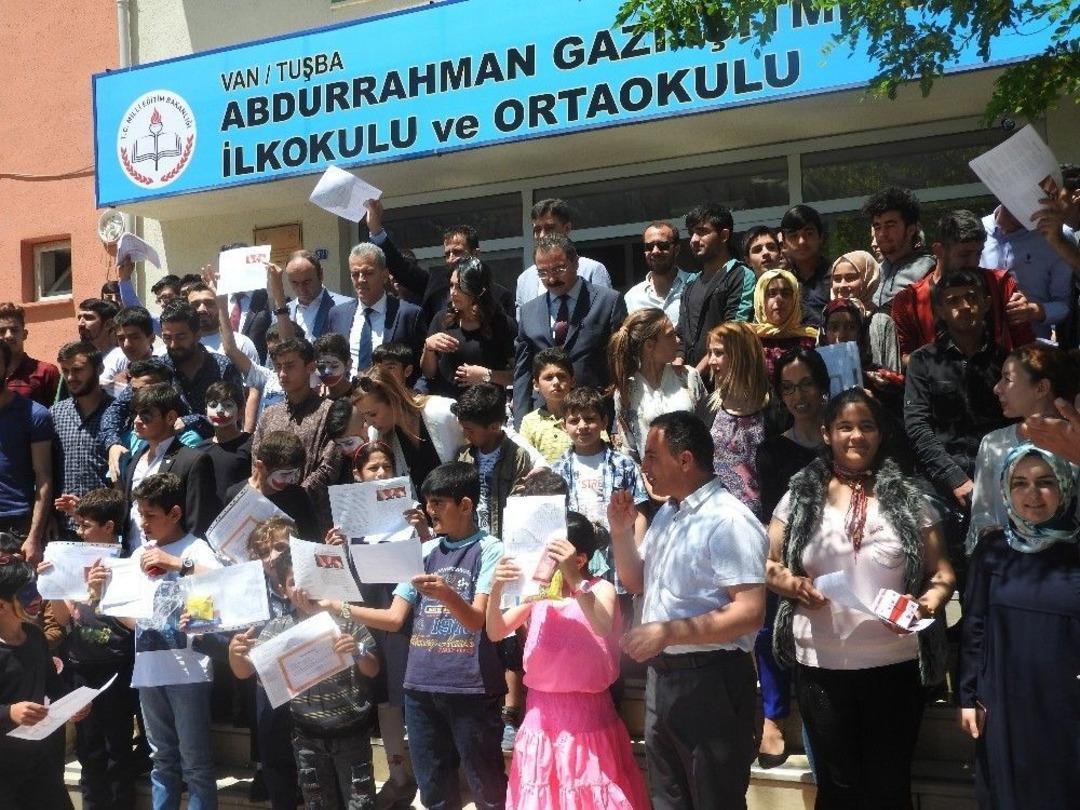 Tuşba Kaymakamı U&ccedil;ar Karne Dağıtım T&ouml;renine Katıldı