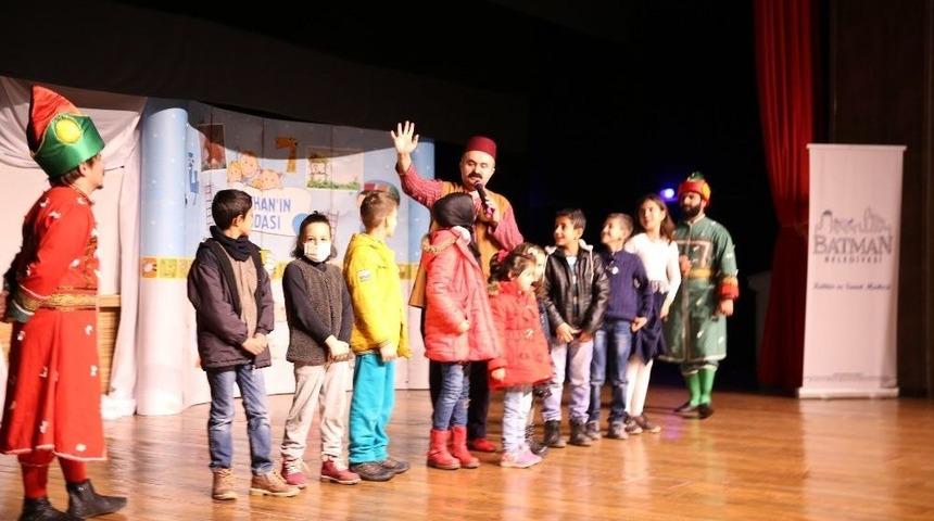 &Ccedil;ocuklar, Hacivat-karag&ouml;z&rsquo;e Koştu