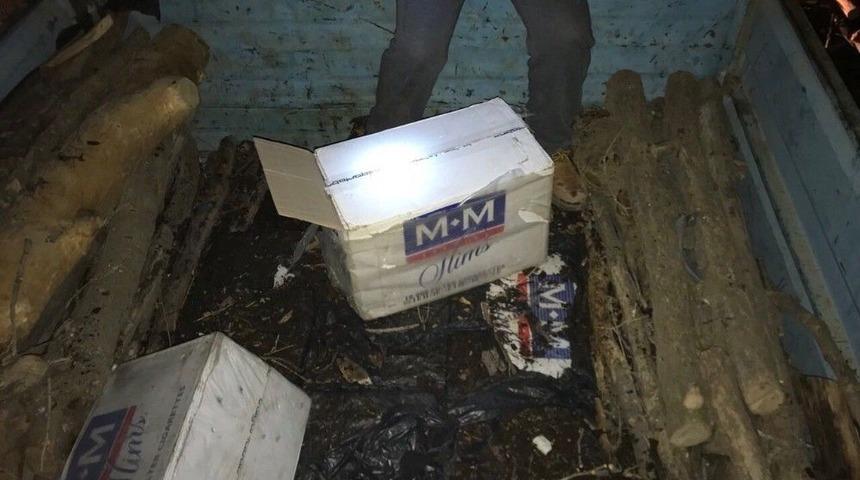 Odun Y&uuml;kl&uuml; Kamyonette 24 Bin Paket Ka&ccedil;ak Sigara &Ccedil;ıktı