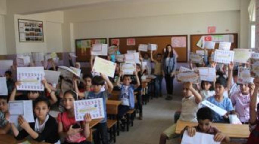 Şanlıurfa&rsquo;da Suriyeli &Ouml;ğrencilerin Karne Sevinci