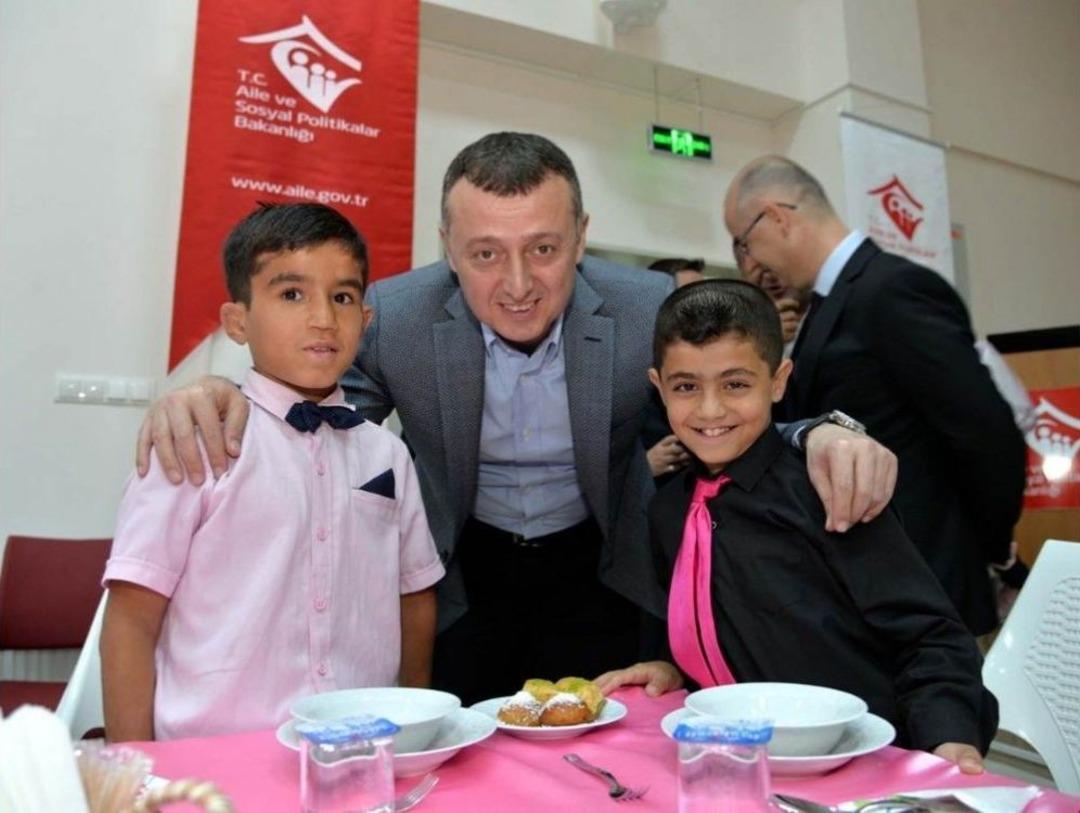 Vali B&uuml;y&uuml;kakın Yurttaki &Ccedil;ocuklarla İftar Yaptı